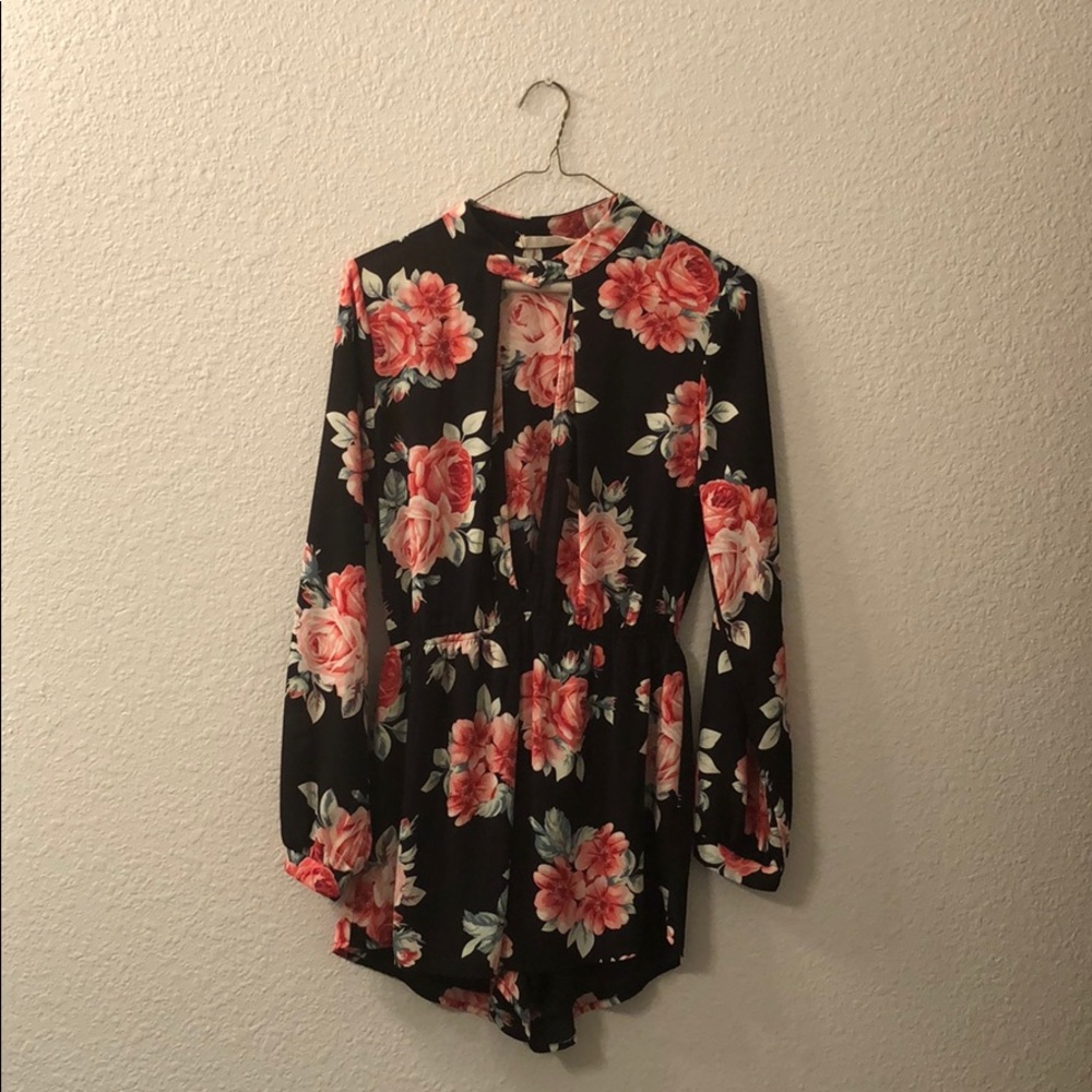 Audrey 3+1 w/ deep v-neck & a collared neck button